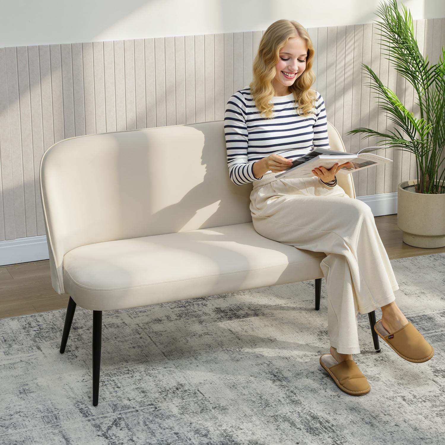 Beige fløjlsofa med 2 personer – kompakt, moderne design view 2